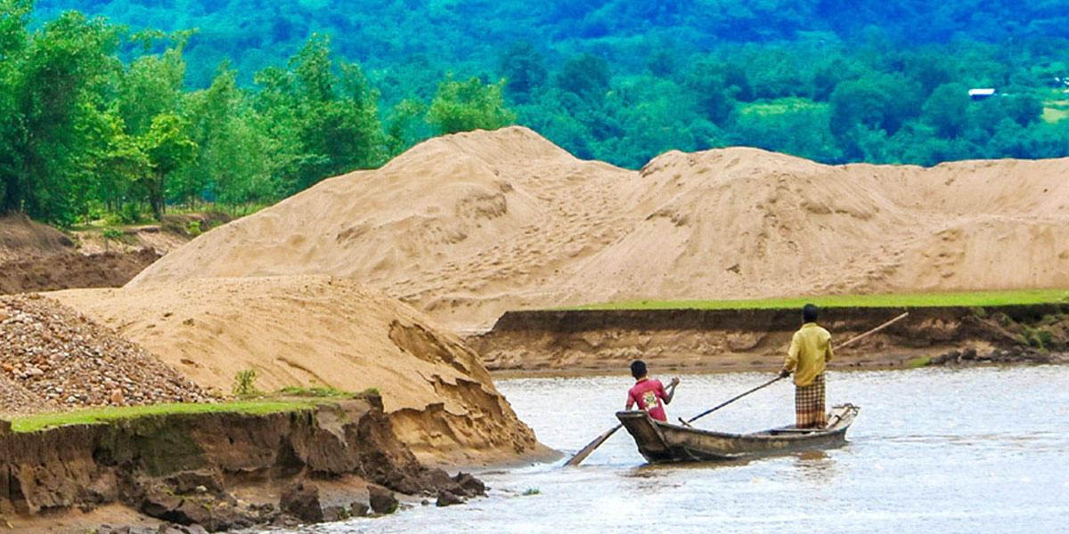 সিলেটে জব্দ বালু নিলামে ‘শায়েস্তা খাঁর দরে’ বিক্রি, গচ্ছা ১৩ কোটি! জেলা প্রশাসক মহোদয় কে পুরুস্কৃত করা উচিত !