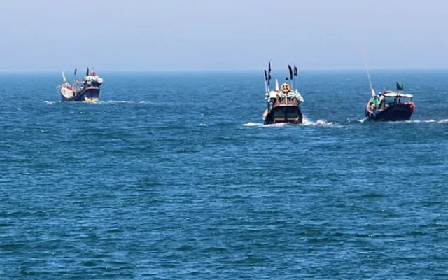 বঙ্গোপসাগরে দুই ট্রলারসহ ১৩ জন বাংলাদেশি জেলেকে অপহরণ করেছে আরাকান আর্মি