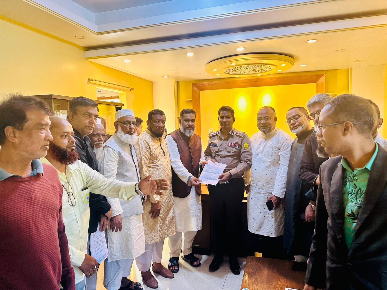 সিলেটে ব্যবসায়ীরা পুলিশ কমিশনার কুদ্দুছ চৌধুরী কাছে স্মারকলিপি প্রদান করেছেন